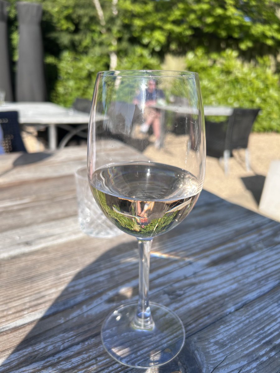 I’m drunk on one glass 🙄 cheap date 😂💋🤷‍♀️