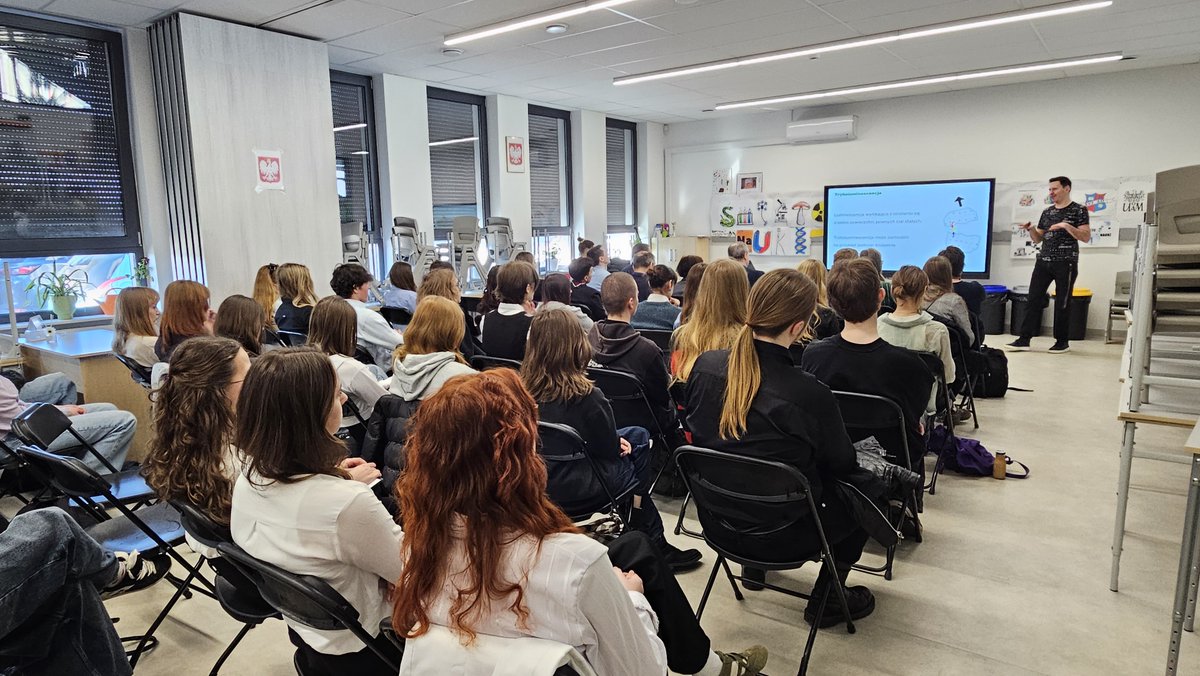 fhratzlab's tweet photo. 📅 On March 20th, @drFhratz gave a lecture at the 16th Science Festival at Charles de Gaulle Secondary School Complex No. 2 in Poznań Krzesiny!

🫨 The lecture "MECHANOCHEMISTRY: From Mortar and Pestle to Solvent-free Drug Synthesis" sparked great interest among the students! https://t.co/GNBeUzGK2g