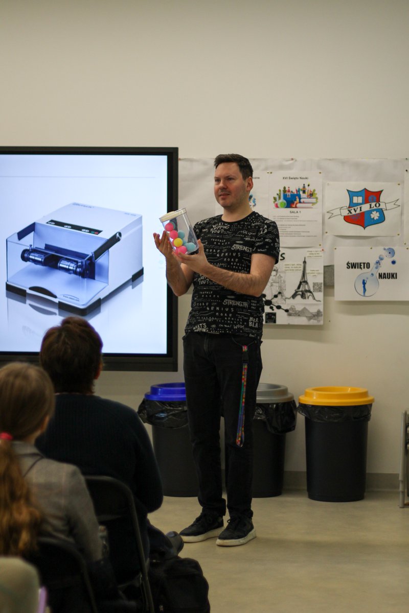 fhratzlab's tweet photo. 📅 On March 20th, @drFhratz gave a lecture at the 16th Science Festival at Charles de Gaulle Secondary School Complex No. 2 in Poznań Krzesiny!

🫨 The lecture "MECHANOCHEMISTRY: From Mortar and Pestle to Solvent-free Drug Synthesis" sparked great interest among the students! https://t.co/GNBeUzGK2g