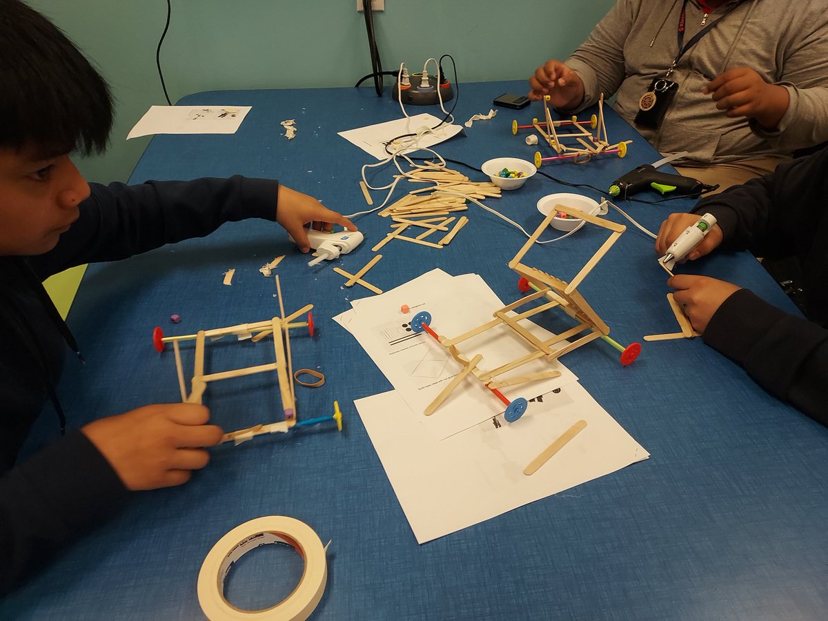 OlleLibrary's tweet photo. Slingshot Race Cars @OlleLibrary  for the win.  Lots of great designs and creative building.  Pencils and rubberbands for launching.  #MoreThanBooks #STEMLibrary @OlleMightyOwls @Alief_Libraries https://t.co/D8otuwRaXY