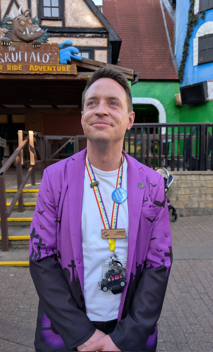 ChessingtonBuzz's tweet photo. Park director Howard Ebison rocking the fabulous Vampire blazer! Sadly not available to buy
#Vampire35
#VIPExperienceBTS https://t.co/sPOm8a73Ny
