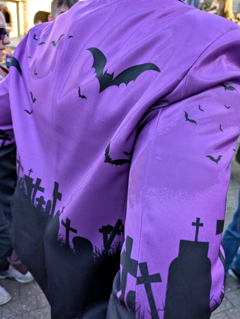 ChessingtonBuzz's tweet photo. Park director Howard Ebison rocking the fabulous Vampire blazer! Sadly not available to buy
#Vampire35
#VIPExperienceBTS https://t.co/sPOm8a73Ny