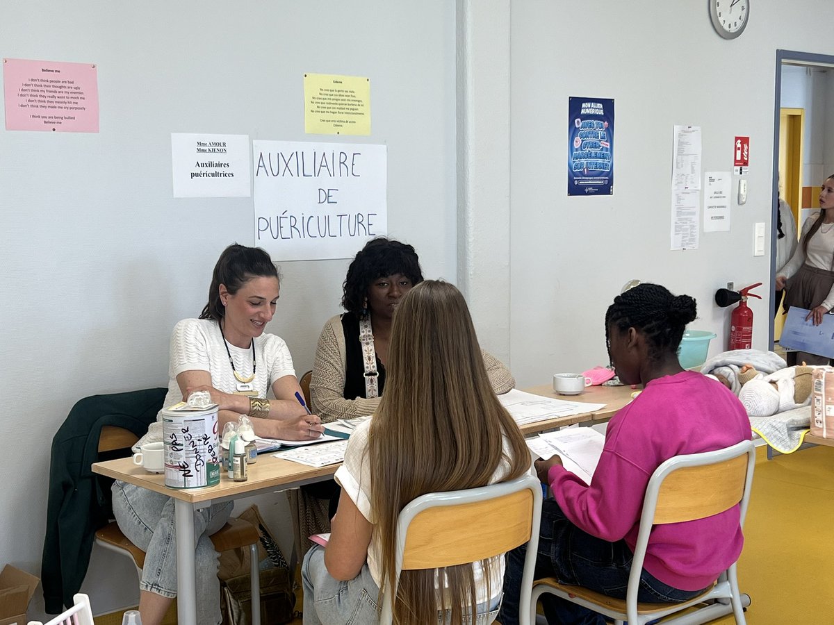 FerryVichy's tweet photo. Dans le cadre d’un Forum des #métiers ,
plus de 50 professionnels sont venus à la rencontre de nos élèves de 4ème et 3ème. Une après-midi riche en terme d’échange et de découverte. 
Un grand 🙏🏻 à tous pour votre participation. 
#orientation 
@DSDEN_03 @acclermont @virgindupont https://t.co/1kUA5Gz0D6