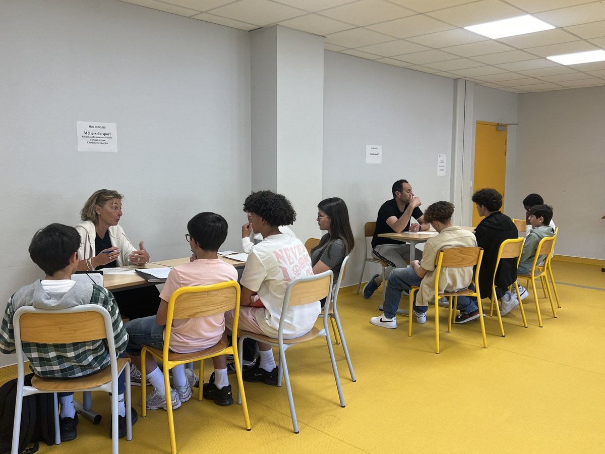 FerryVichy's tweet photo. Dans le cadre d’un Forum des #métiers ,
plus de 50 professionnels sont venus à la rencontre de nos élèves de 4ème et 3ème. Une après-midi riche en terme d’échange et de découverte. 
Un grand 🙏🏻 à tous pour votre participation. 
#orientation 
@DSDEN_03 @acclermont @virgindupont https://t.co/1kUA5Gz0D6