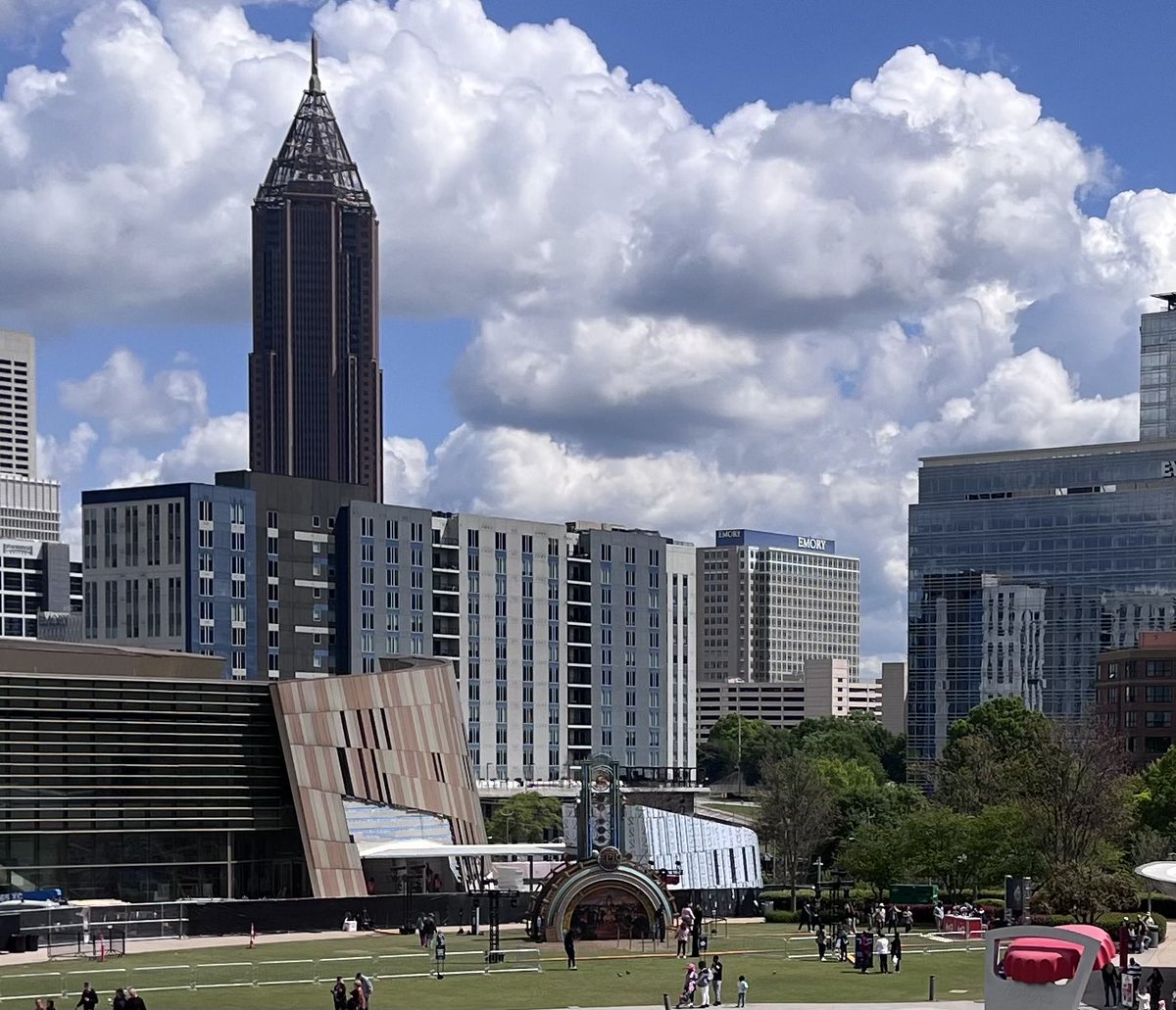 SteveTatham's tweet photo. An Epic Universe portal has magically appeared in Atlanta today. Come on by and say “hi!” https://t.co/GK53cQMYFe
