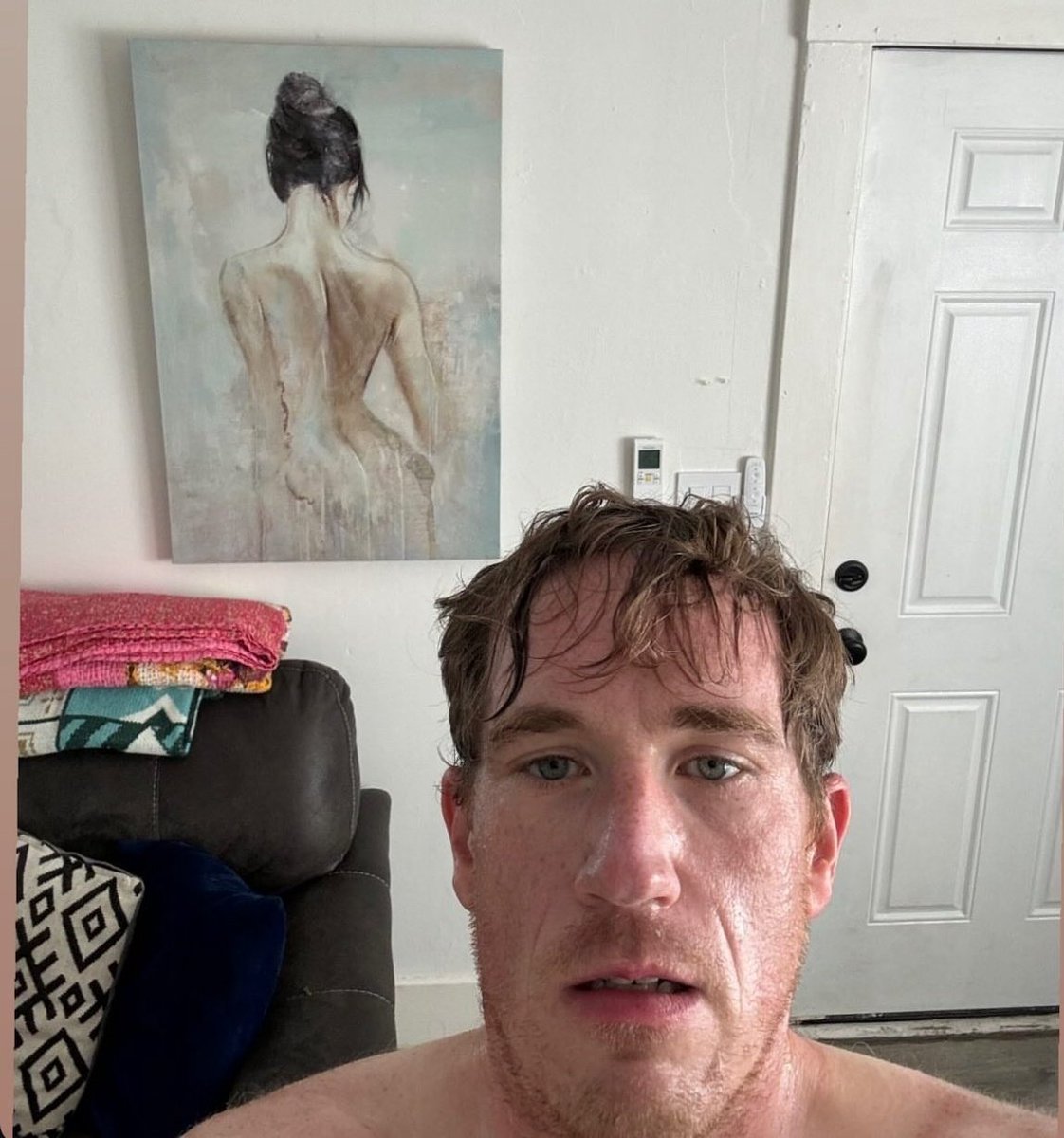 ap33scap3's tweet photo. the tgirl grindr experience is getting messages from 70 different guys that look just like this which all say some variation of "will you top me" https://t.co/cKStxj20Hz
