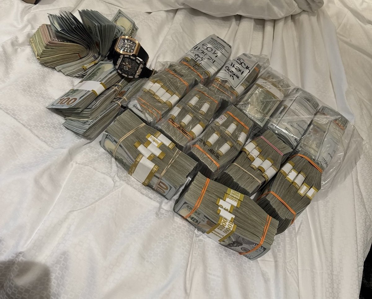 Booksey's tweet photo. Closing a marketing deal for $250K this week 🤞🏼 

Who wants a piece of the pie?

I will be combing subscribers of mine to hire as KOLs

Doesn’t matter if you have 1 follower or 100000 https://t.co/qsI3891f3W