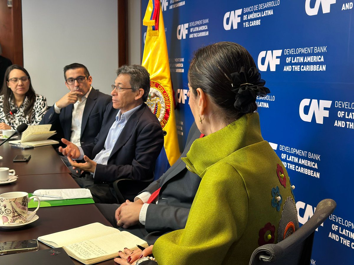 Este jueves, nos reunimos con Jaime Urruego, viceministro de <a href="/MinSaludCol/">MinSalud Colombia 🇨🇴</a>, y su equipo, continuando con el acompañamiento de CAF al Programa para mejorar el acceso a los servicios de salud mental en Colombia. 

Por parte de CAF, la reunión fue liderada por Rodrigo Peñailillo,