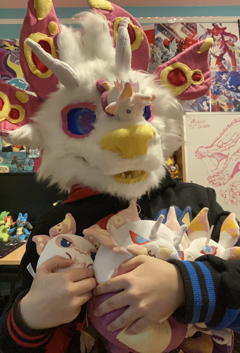 5 dollars to anyone who can guess my favorite monster #fursuitfriday