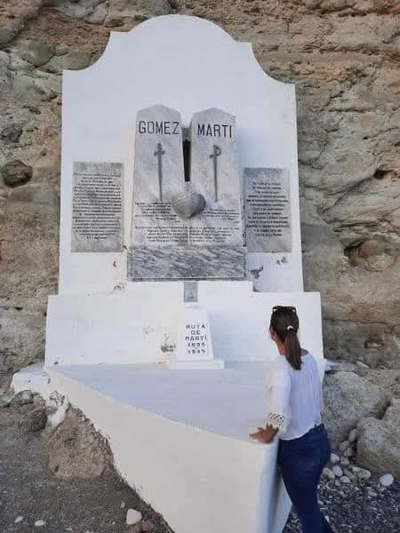 Caía la tarde el día que llegué a este sitio entrañable de #Cuba. Conmovió presenciar el mar y las enormes rocas y farallones que dieron la bienvenida a Martí, Gómez y sus compañeros. 130 años después podemos asegurar que hay aquí un legado tremendo que inspira y compromete.