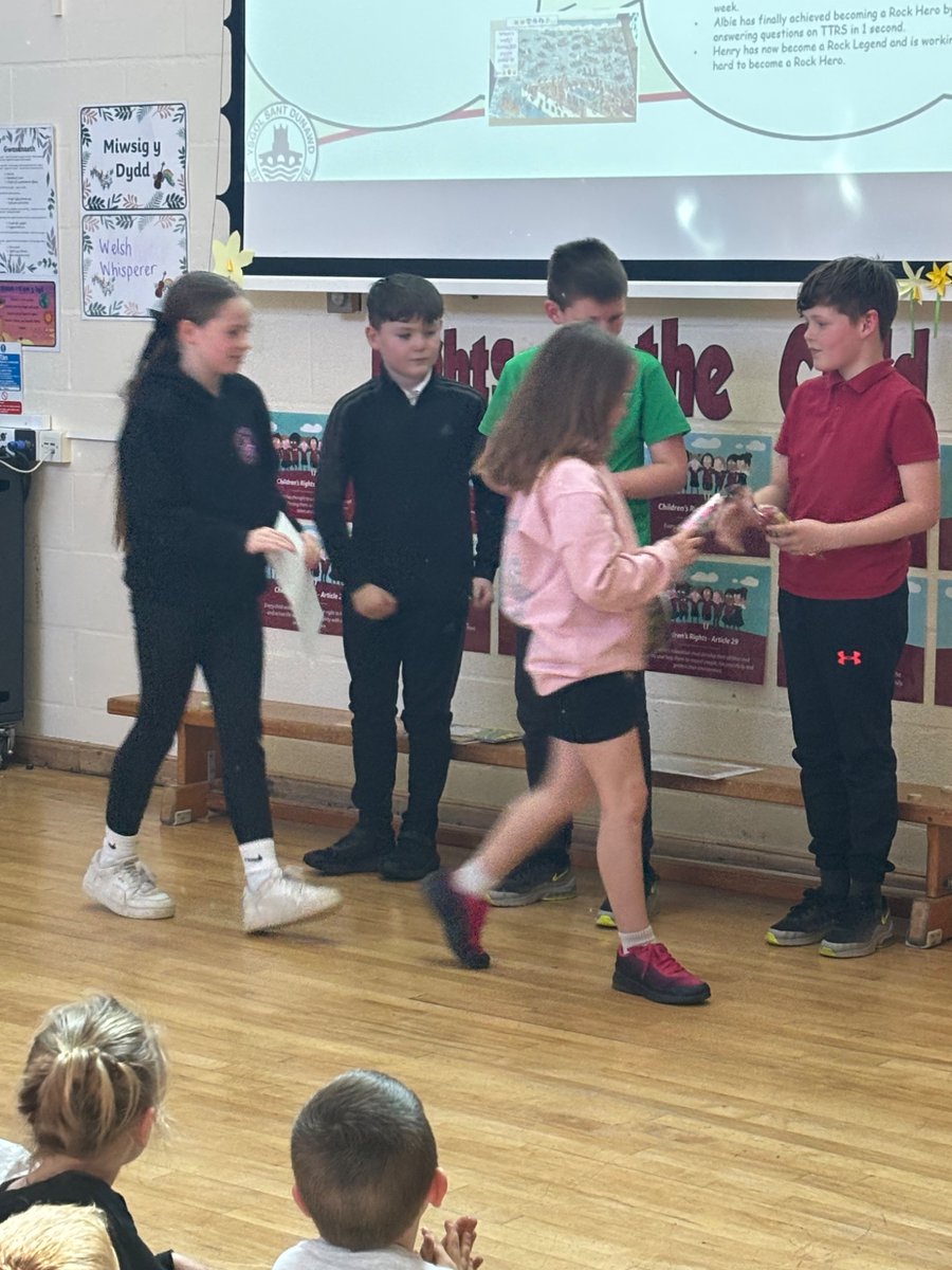 Ysgol Sant Dunawd tweet media