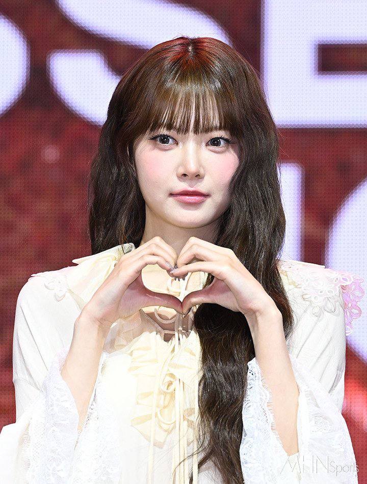 aurora_d1ary's tweet photo. ⠀ ⠀  
      › 늉러 : 𝗇𝖾𝗐 𝖾𝗏𝖾𝗇𝗍𝗌  >  offıcıαl ❕

ㅤㅤㅤ ❛ le sserafim на открытой пресс – конференции шоукейса по случаю
дебюта с « hot ». 

⠀    — ᴨᴏдᴛʙᴇᴩждᴇнᴏ : @J3NNA1SHUH .
⠀ https://t.co/bpVETqPb9R