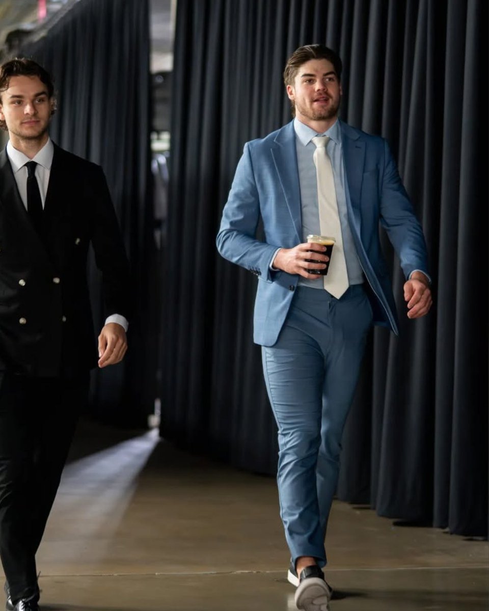 NHLde's tweet photo. Lian Bichsel im Anzug.🔝👔 

(📸 @DallasStars) | #TexasHockey | #Bichsel https://t.co/mbzS8Okwfp