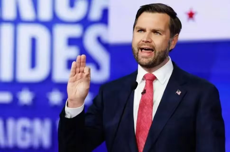 你同情美国劳苦大众，美国劳苦大众骂你是乡巴佬……粗鄙、傲慢、愚蠢的白人政客。
哦，对了！我发完这段，国内的殖人又要说我煽动民族情绪了，被白人骂了不要还手，还手就是吃爱国饭，就是煽动民族情绪，就是不客观，不理智………