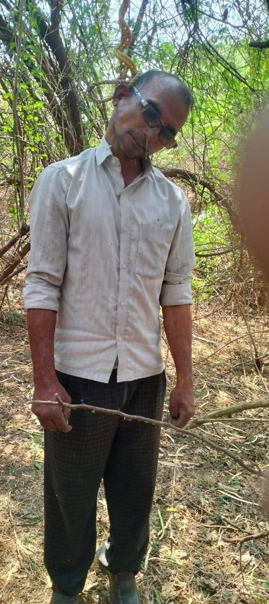 AjaySatyaprem's tweet photo. आत्महत्या_नव्हे_तर_ही_एक_सरकारी_हत्याच आहे कारण #उपमुख्यमंत्री @AjitPawarSpeaks यांचा #वसुलीनामा_सरकारचा_धिक्कार असो
पाटोदा थडी ता. धर्माबाद येथील हरिदास विश्वंभर बोंबले हा शेतकरी महाराष्ट्र ग्रामीण बँक शाखा कुंडलवाडी यांच्या कर्ज वसुलीला कंटाळून फाशी घेऊन #आत्महत्या केलेला आहे.. https://t.co/IdBu5f1exb