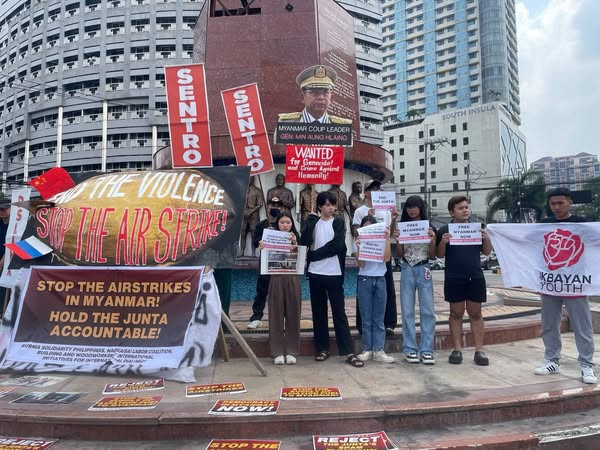 bloodmoney22222's tweet photo. ၂နှစ်ပြည့်ပြီဖြစ်သော ပဇီကြီးရွာ လေကြောင်းတိုက်ခိုက်ခံရမှု ဖိလစ်ပိုင်နိုင်ငံ၊ မနီလာမြို့၌ ကျင်းပ။

Read more
https://t.co/vl7lnGZWBE

#Pazigyi_Airstrike #Airstrikes
#NoMoneyNoAirstrike #AidPeople_NotJunta
#SanctionalAviationFuel
#WhatsHappeningInMyanmar
#BloodMoneyCampaignMM https://t.co/zT7gY70yuh