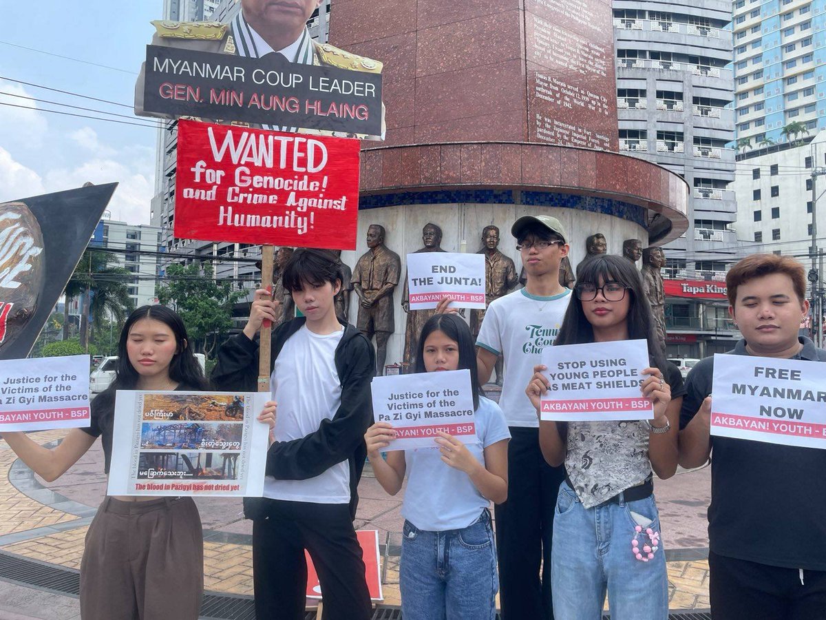 bloodmoney22222's tweet photo. ၂နှစ်ပြည့်ပြီဖြစ်သော ပဇီကြီးရွာ လေကြောင်းတိုက်ခိုက်ခံရမှု ဖိလစ်ပိုင်နိုင်ငံ၊ မနီလာမြို့၌ ကျင်းပ။

Read more
https://t.co/vl7lnGZWBE

#Pazigyi_Airstrike #Airstrikes
#NoMoneyNoAirstrike #AidPeople_NotJunta
#SanctionalAviationFuel
#WhatsHappeningInMyanmar
#BloodMoneyCampaignMM https://t.co/zT7gY70yuh