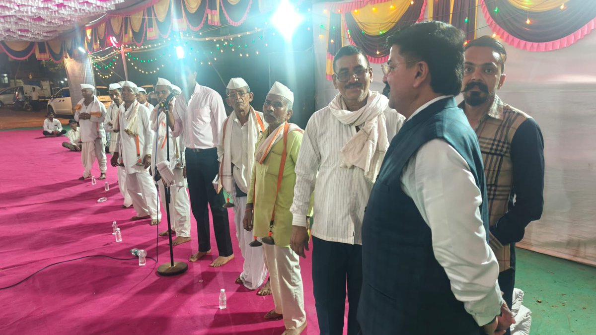 shewale_rahul's tweet photo. चेंबूर येथील श्री वैजनाथ सेवा मंडळाच्या वतीने आयोजित करण्यात आलेल्या अखंड हरिनाम सप्ताह व ज्ञानेश्वरी पारायण सोहळ्याला उपस्थित राहण्याचे भाग्य लाभले...
#Chembur #Vithhal #Parayan #Hindu
#Mumbai #Maharashtra #Shivsena
@Shivsenaofc https://t.co/A3WZVVg6xK