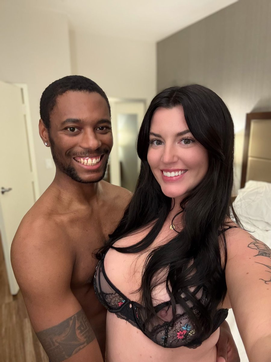 KaylaSummersxo's tweet photo. Are you ready to see me take @LordBlackwood69 s huge 🥵🍆 posting it on my site tonight https://t.co/JHNBOhnzT9