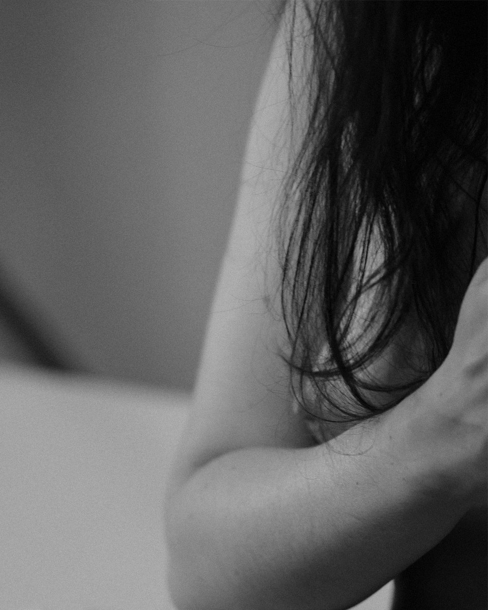 ashsphri's tweet photo. She smiles, and empires fall. #mood #friday  #blackandwhite #femmefatale https://t.co/Wmzocxm9Kr