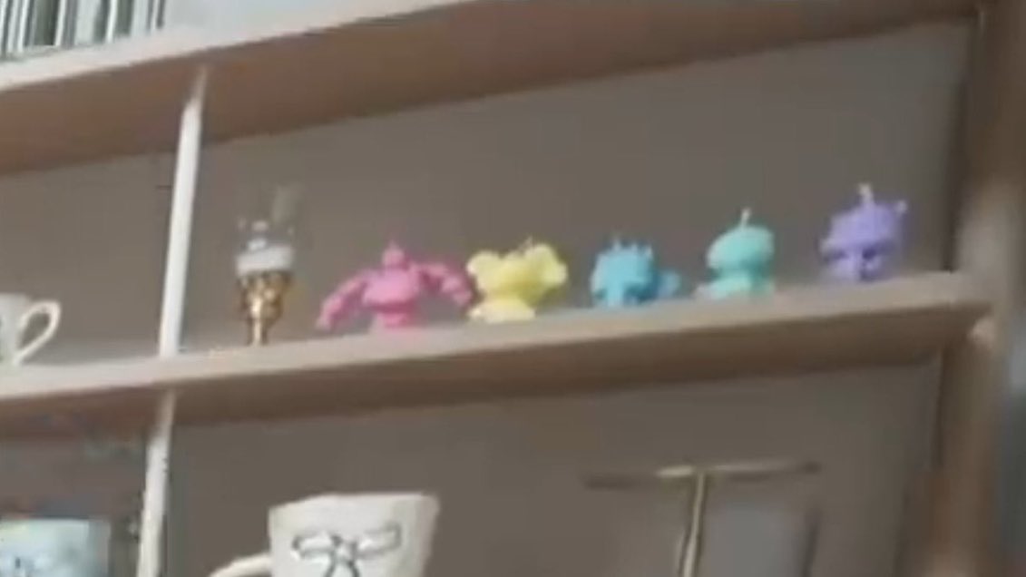 ไม่มีใคร :
น้องเค้ก : ตอนอยู่หอด้วยกันมีตะเกียบใช้ตามสีประจำตัว, น้องจอยวางเทียนหอมเรียงสีตามอายุเมมเบอร์