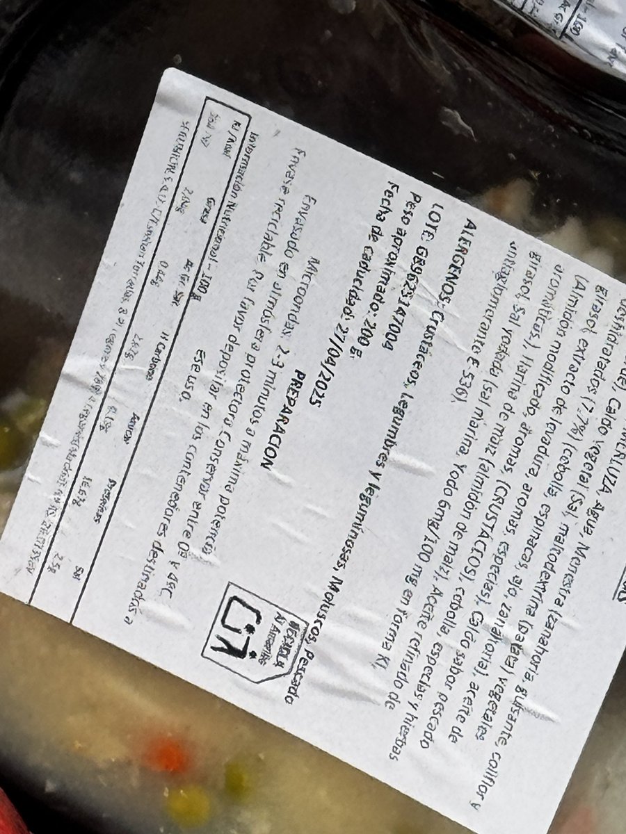 foreverhappy37's tweet photo. @AjuntamentVLC @mjosecatala @CompromisVLC 
Esta comida la acaba de tirar una furgoneta en un contenedor de la fonteta de San luis. Me imagino que será para entregar a gente q no la recibirá porque esta en la basura https://t.co/dc2lgZ0dbY