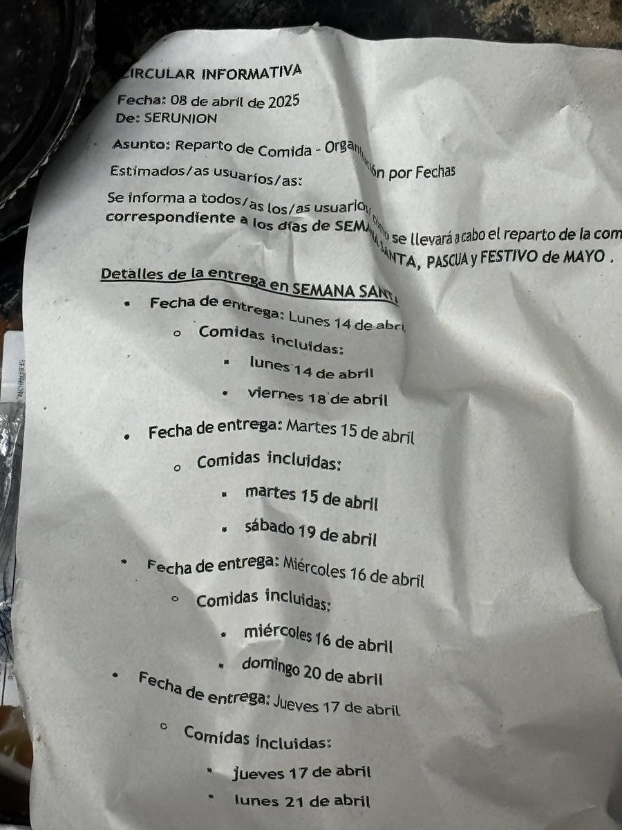 foreverhappy37's tweet photo. @AjuntamentVLC @mjosecatala @CompromisVLC 
Esta comida la acaba de tirar una furgoneta en un contenedor de la fonteta de San luis. Me imagino que será para entregar a gente q no la recibirá porque esta en la basura https://t.co/dc2lgZ0dbY