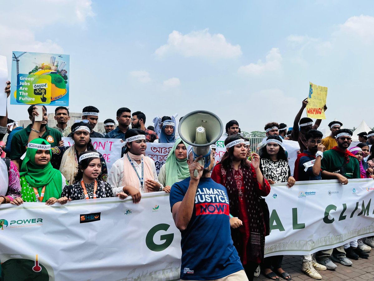 FFF_Bangladesh's tweet photo. The biggest climate strike in Bangladesh just took place at Manik Miah Avenue, with 33+ organizations from across the country joining in. We marched for climate justice and stood in solidarity with Palestine.
@Fridays4future 
@GretaThunberg 
#dontsellourfuture
#climatejustice https://t.co/OChyIPiiO3