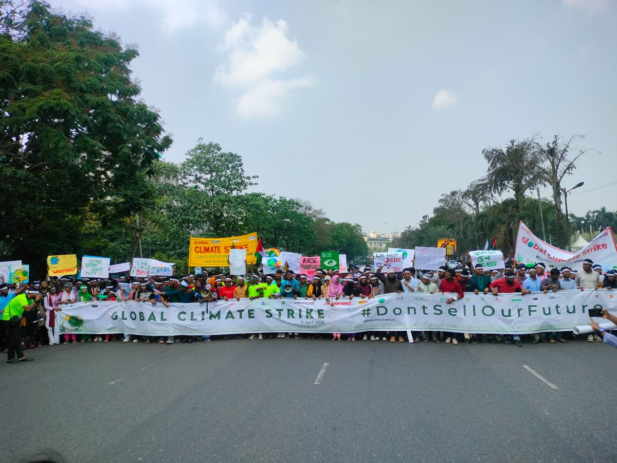 FFF_Bangladesh's tweet photo. The biggest climate strike in Bangladesh just took place at Manik Miah Avenue, with 33+ organizations from across the country joining in. We marched for climate justice and stood in solidarity with Palestine.
@Fridays4future 
@GretaThunberg 
#dontsellourfuture
#climatejustice https://t.co/OChyIPiiO3