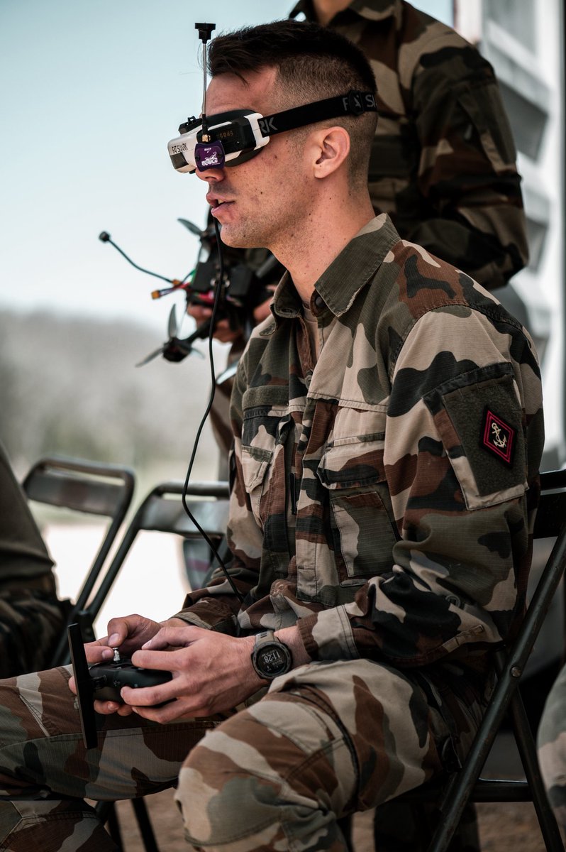 11e brigade parachutiste (@11ebp) on Twitter photo Poursuite de la formation des pilotes #FPV au sein du centre d’entraînement tactique #drones de la #11BP.
Une nouvelle semaine dédiée au vol immersif en outdoor avec des drones fabriqués précédemment, optimisés pour l’emport de charge (munition simulée) grâce à l’impression 3D. Poursuite de la formation des pilotes #FPV au sein du centre d’entraînement tactique #drones de la #11BP.
Une nouvelle semaine dédiée au vol immersif en outdoor avec des drones fabriqués précédemment, optimisés pour l’emport de charge (munition simulée) grâce à l’impression 3D.