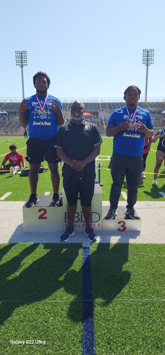 EHS_CastleTrack's tweet photo. Jayden &amp; DA representing the Knights on the field. https://t.co/Yj6l2zNTHG