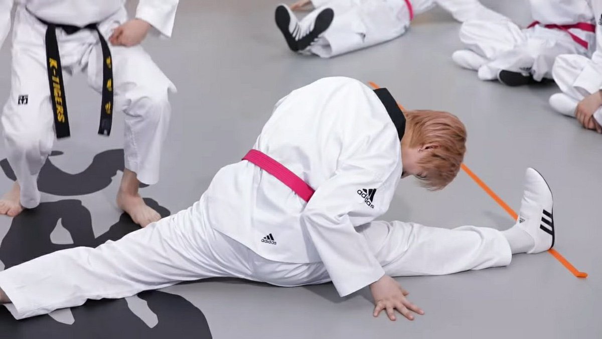 dankebby's tweet photo. FLEXIBILITY NOO 😱 https://t.co/8b7ypJHUUr