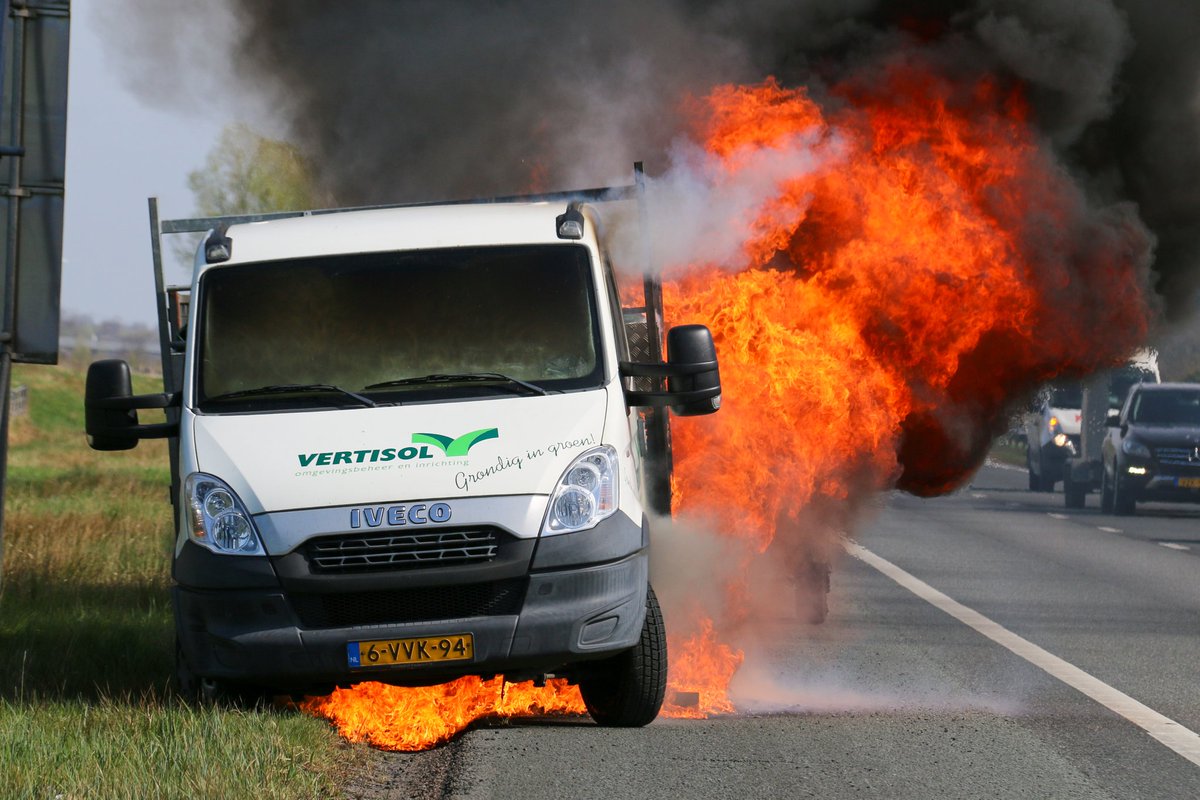 Bedrijfsbusje verwoest door brand op de A7 bij Winschoten