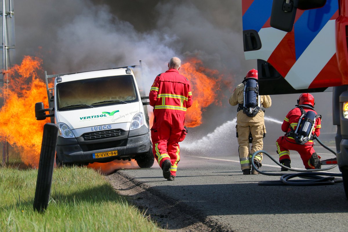 Bedrijfsbusje verwoest door brand op de A7 bij Winschoten. De snelweg was tijdelijk dicht tussen Winschoten en Heiligerlee. Brandweer Finsterwolde en Winschoten kwamen met spoed ter plaatse 🔥🔥🚒 <a href="/BRWGroningen/">Brandweer Groningen</a> <a href="/RWSverkeersinfo/">Rijkswaterstaat Verkeersinformatie</a>
