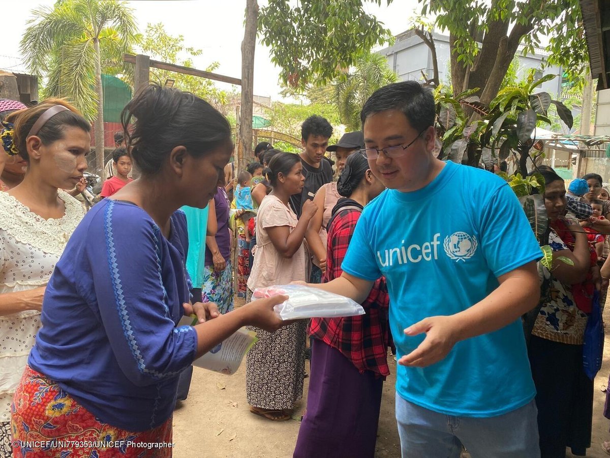 UNICEF Italia (@unicef_italia) on Twitter photo Anche se il #terremoto è ormai sparito dai media occidentali, la popolazione del #Myanmar continua a avere bisogno del nostro aiuto.
📷: operatori di <a href="/UNICEFMyanmar/">UNICEF Myanmar</a> distribuiscono kit pre-natali e per l'igiene dei neonati a centinaia di donne incinte 🤰🏽o in allattamento 🤱🏽 Anche se il #terremoto è ormai sparito dai media occidentali, la popolazione del #Myanmar continua a avere bisogno del nostro aiuto.
📷: operatori di <a href="/UNICEFMyanmar/">UNICEF Myanmar</a> distribuiscono kit pre-natali e per l'igiene dei neonati a centinaia di donne incinte 🤰🏽o in allattamento 🤱🏽