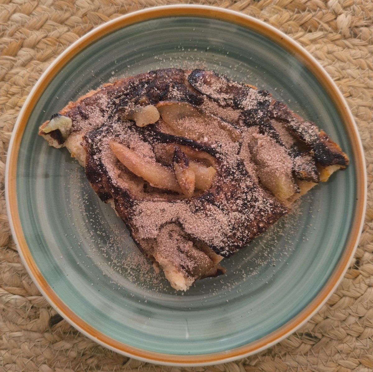 MikeKocht's tweet photo. #Omelett - ganz flaumig - aus #Topfen (#Quark) und (Dinkel-) #Grieß
Schön fruchtig mit #Äpfeln. Aber ganz verkehrt im Stil einer "Tarte tatin"
Mit #Zimtzucker ist das mehr als nur ein Dessert :-)
https://t.co/CyjWe5oA6g https://t.co/BhEKHgI4F5