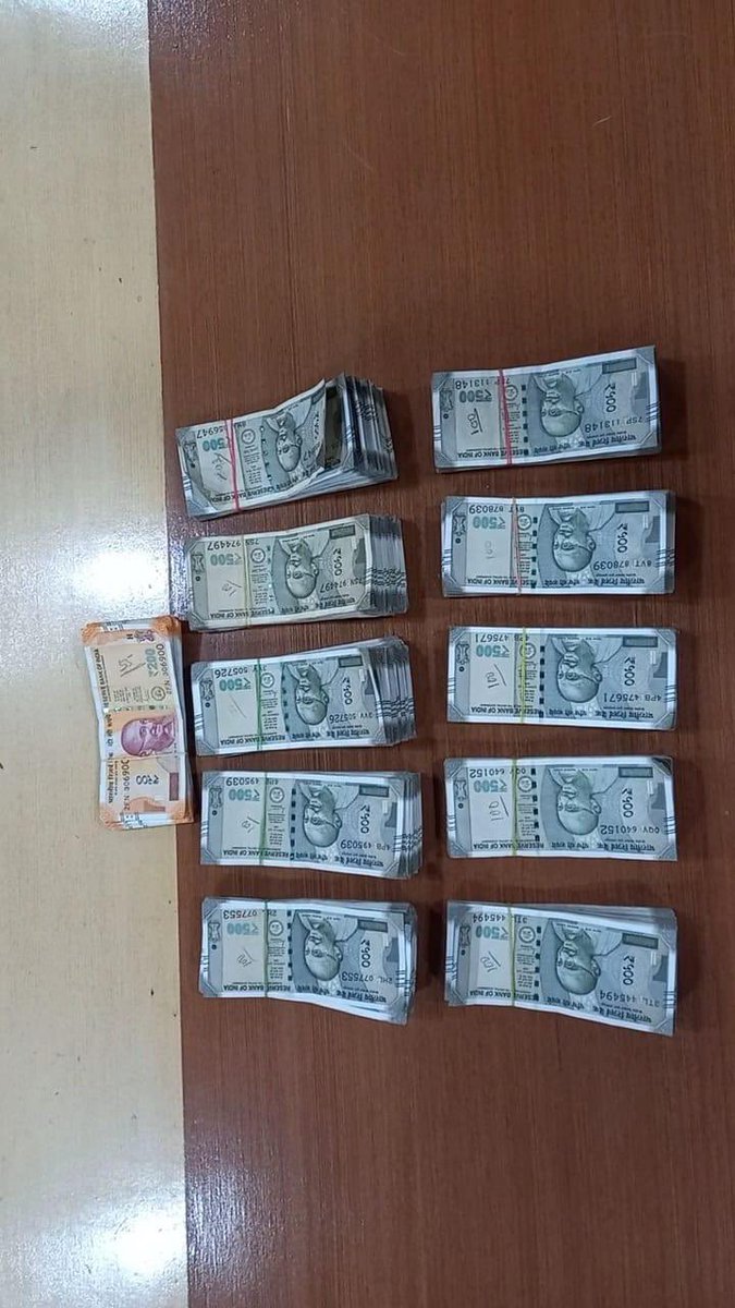 OdishaVigilance's tweet image. Sri Pabitra Mohan Panigrahi, Asst Exe Engr, Chitrakonda Blk, #Malkangiri was intercepted by #Odisha #Vigilance today &amp;amp; Rs.5 Lakh suspected illgotten cash seized from his possession.
Further, cash Rs.13.5 Lakh recovered from his house at Bhubaneswar. Total Rs18.5 lakh. Search ctg.