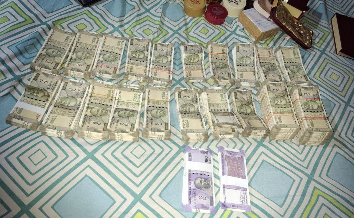 OdishaVigilance's tweet image. Sri Pabitra Mohan Panigrahi, Asst Exe Engr, Chitrakonda Blk, #Malkangiri was intercepted by #Odisha #Vigilance today &amp;amp; Rs.5 Lakh suspected illgotten cash seized from his possession.
Further, cash Rs.13.5 Lakh recovered from his house at Bhubaneswar. Total Rs18.5 lakh. Search ctg.