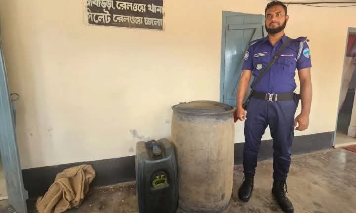 ট্রেন থামিয়ে ট্রেন থেকে তেল চুরি, চালকসহ ৮ জনের বিরুদ্ধে মামলা