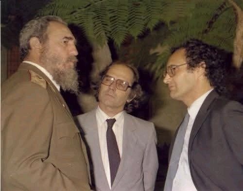 FermindeCuba's tweet photo. 📅11 de abril de 1985 📸#FidelCastro sostiene encuentro con el escultor y arquitecto argentino, Adolfo Pérez Esquivel, Premio Nobel de la Paz.
#FidelPorSiempre
#AvileñosDeCorazón
#LatirAvileño
#DeZurdaTeam https://t.co/TFATUuISnt
