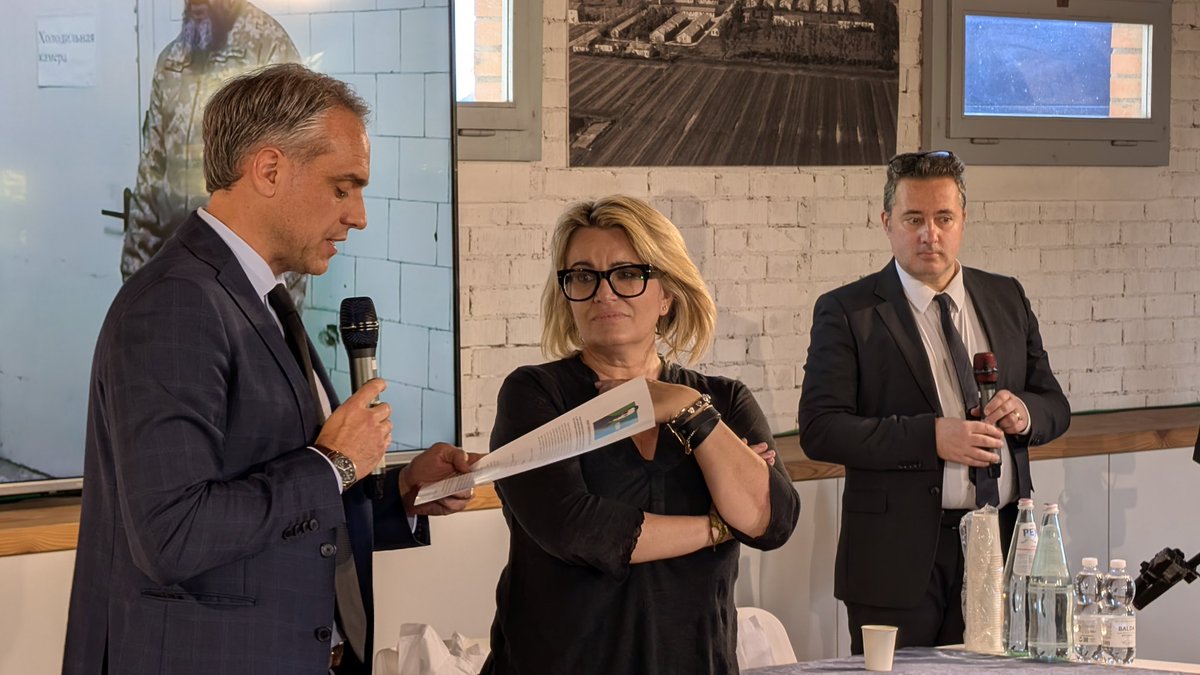MicheBucci's tweet photo. Giornalisti a convegno a Fossoli (MO). Consegna del premio "Odoardo Focherini" per la libertà di stampa a Stefania Battistini, inviata RAI che ha documentato i crimini dell'esercito russo in Ucraina e l'incursione nel Kursk. Condannata dalla Russia, oggi vive sotto scorta. https://t.co/HruaOVUh82