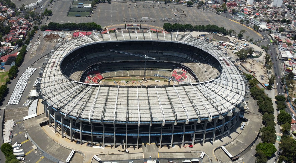 El_Universal_Mx's tweet photo. 🏟️El Estadio Azteca se pone a tono rumbo al Mundial 2026🏟️

🏆 A  un año y dos meses para que inicie la Copa del Mundo 2026, el hoy llamado estadio Banorte continúa alistándose para recibir el duelo inaugural.

🧹 Los trabajos de remodelación en el Coloso de Santa Úrsula se realizan desde el 5 de junio de 2024, días después de la final entre el América y el Cruz Azul.El 11 de junio de 2026, el histórico Estadio Azteca se convertirá en el primer recinto en albergar tres inauguraciones en la Copa del Mundo; 1970 y 1986 fueron las anteriores. La gran fiesta del futbol se acerca y los trabajos ya ponen a tono el inmueble capitalino.

🔴 EL UNIVERSAL Deportes captó, vía aérea, los trabajos al interior del coloso y en las tomas obtenidas se puede apreciar que los palcos ubicados detrás de la zona de bancas ya fueron derribados para colocar butacas.

📸 #FOTOS Diego Prado de EL UNIVERSAL