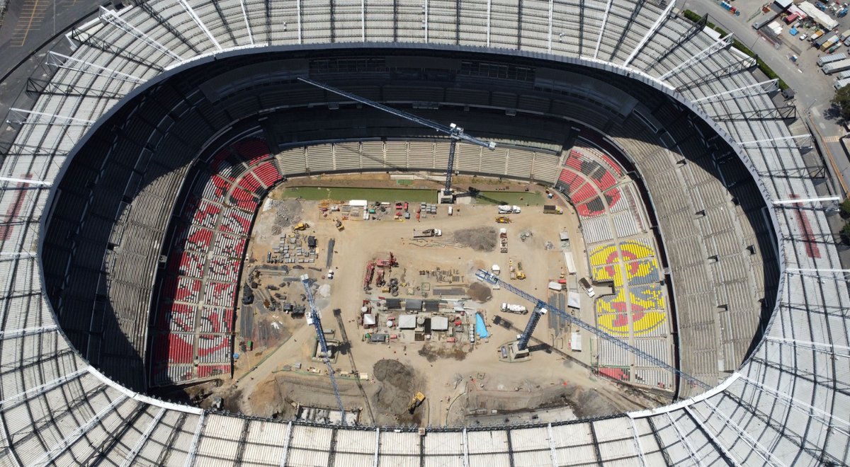 El_Universal_Mx's tweet photo. 🏟️El Estadio Azteca se pone a tono rumbo al Mundial 2026🏟️

🏆 A  un año y dos meses para que inicie la Copa del Mundo 2026, el hoy llamado estadio Banorte continúa alistándose para recibir el duelo inaugural.

🧹 Los trabajos de remodelación en el Coloso de Santa Úrsula se realizan desde el 5 de junio de 2024, días después de la final entre el América y el Cruz Azul.El 11 de junio de 2026, el histórico Estadio Azteca se convertirá en el primer recinto en albergar tres inauguraciones en la Copa del Mundo; 1970 y 1986 fueron las anteriores. La gran fiesta del futbol se acerca y los trabajos ya ponen a tono el inmueble capitalino.

🔴 EL UNIVERSAL Deportes captó, vía aérea, los trabajos al interior del coloso y en las tomas obtenidas se puede apreciar que los palcos ubicados detrás de la zona de bancas ya fueron derribados para colocar butacas.

📸 #FOTOS Diego Prado de EL UNIVERSAL