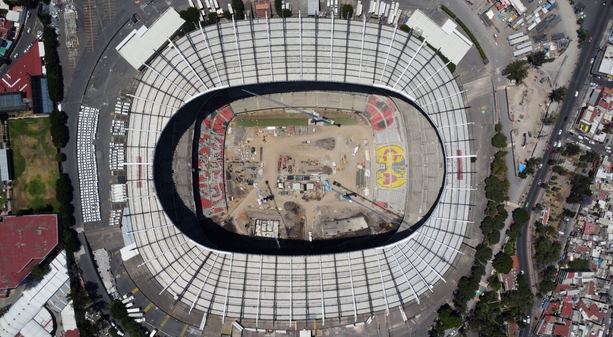 El_Universal_Mx's tweet photo. 🏟️El Estadio Azteca se pone a tono rumbo al Mundial 2026🏟️

🏆 A  un año y dos meses para que inicie la Copa del Mundo 2026, el hoy llamado estadio Banorte continúa alistándose para recibir el duelo inaugural.

🧹 Los trabajos de remodelación en el Coloso de Santa Úrsula se realizan desde el 5 de junio de 2024, días después de la final entre el América y el Cruz Azul.El 11 de junio de 2026, el histórico Estadio Azteca se convertirá en el primer recinto en albergar tres inauguraciones en la Copa del Mundo; 1970 y 1986 fueron las anteriores. La gran fiesta del futbol se acerca y los trabajos ya ponen a tono el inmueble capitalino.

🔴 EL UNIVERSAL Deportes captó, vía aérea, los trabajos al interior del coloso y en las tomas obtenidas se puede apreciar que los palcos ubicados detrás de la zona de bancas ya fueron derribados para colocar butacas.

📸 #FOTOS Diego Prado de EL UNIVERSAL