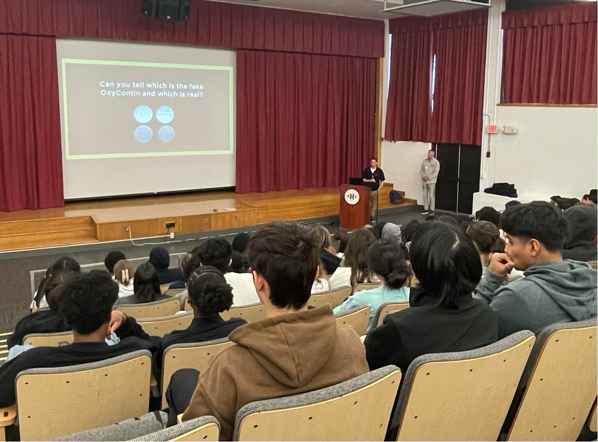 DEANEWYORKDiv's tweet photo. #DEANewYork had the opportunity to educate the students at @OfficialHHHCSD Half Hollow Hills East High School about the dangers of #fakepills, #fentanyl and substance misuse. It's a good reminder that while #OnePillCanKill; One Talk Can Save a Life! #DEA #OnePill #drugprevention https://t.co/8SO4ll8SNi