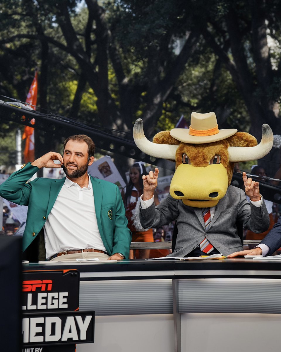 TexasMGolf's tweet photo. throwback to our guy Scottie rocking the green jacket on @collegegameday🤘

#HookEm | #TakeDeadAim https://t.co/4vSQhSImPt