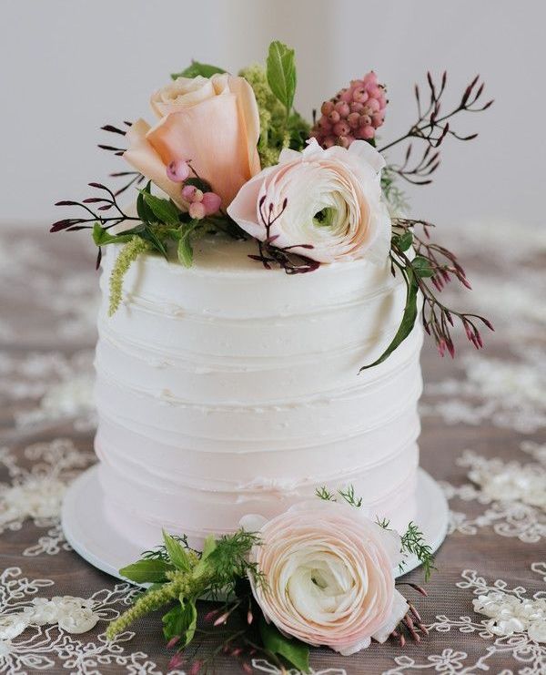 Spring is in full bloom, and your cake can bloom too 🌟
Photographer: @elevatephotography

To sweeten your celebration with a custom cake of your own, you can click here: themakery.com