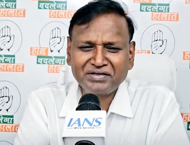 मैंने कल भी बोला था कि
26/11 के मास्टर माइंड से कॉंग्रेस का रिश्ता है

और आज आप देखिये ये काला कौआ
साफ साफ बोल रहा है कि तहव्वुर निर्दोष है
उसका कोई रोल नहीं है आतंकी हमले में

आप देखना यही कॉंग्रेस इस आतंकी को वकील भी देगी 🖐️

क्या कहेँगे आप इस कॉंग्रेस को  ?