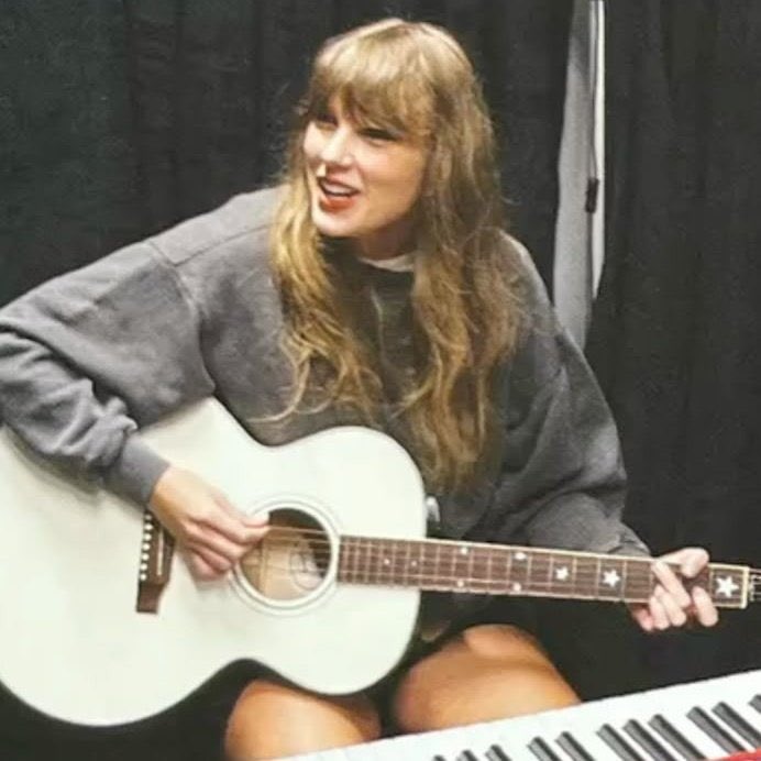 xtorturedchloe's tweet photo. ⠀                retweet if you love
                         taylor swift  

⠀ https://t.co/7zV1inv85o
