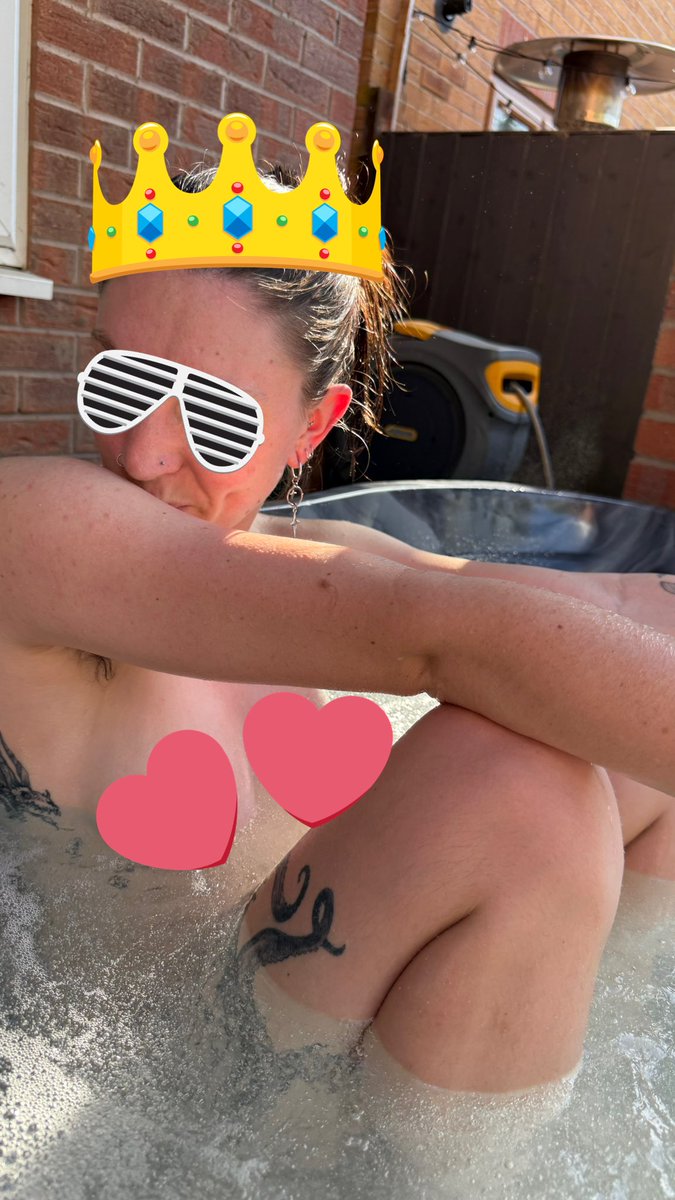 AlexRose69OF's tweet photo. No visit to @UKBear69 is complete without a hot tub skinny dip and getting my pussy ate 😋😈😍 💦 unedited pic on my OF https://t.co/NwKSysxcv7